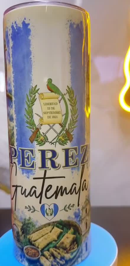 Termo 20 oz personalizado con el escudo de Guatemala y un apellido