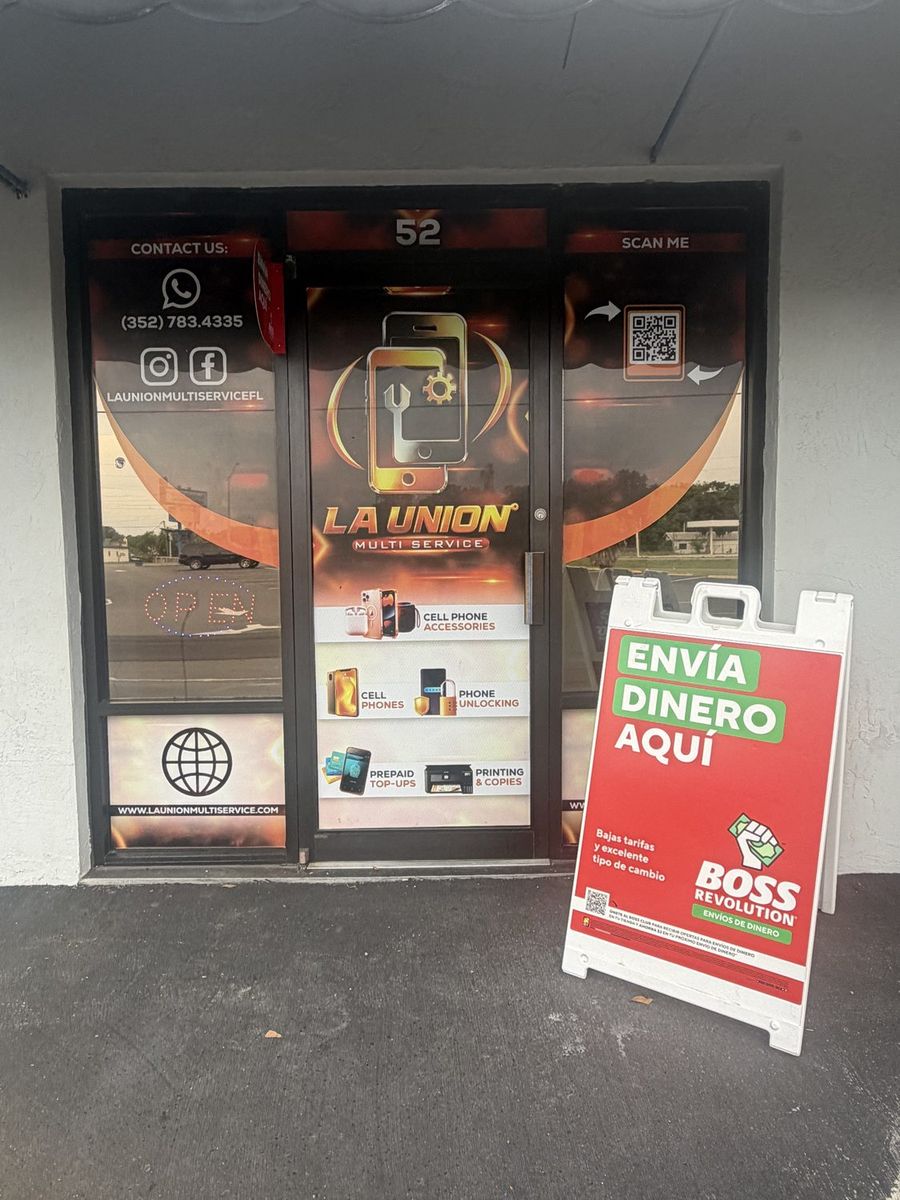 Fachada de La Unión Multi Service en Belleview, FL, con el cartel de envío de dinero Boss Revolution